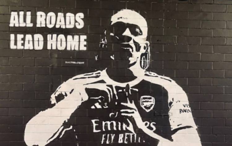 电讯报：埃泽身穿阿森纳球衣的壁画遭到污损，肇事者疑似热刺球迷